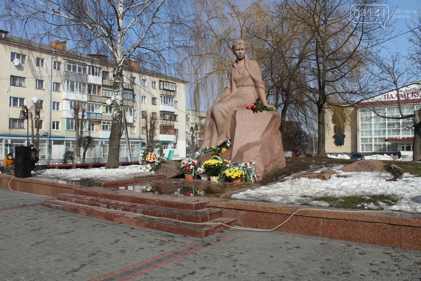 Квіти, промови і "ганьба": Як у Новограді вшановують Лесю..., фото-15 Квіти, промови і "ганьба": Як у Новограді вшановують Лесю Українку, фото-15