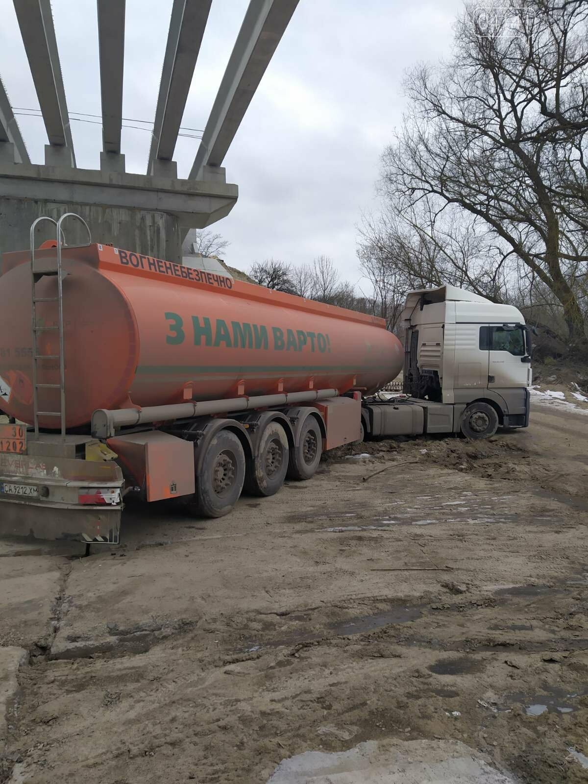 На "чижівській дорозі" рятувальники знову витягали вантажівки, які буксували на бездоріжжі, фото-2