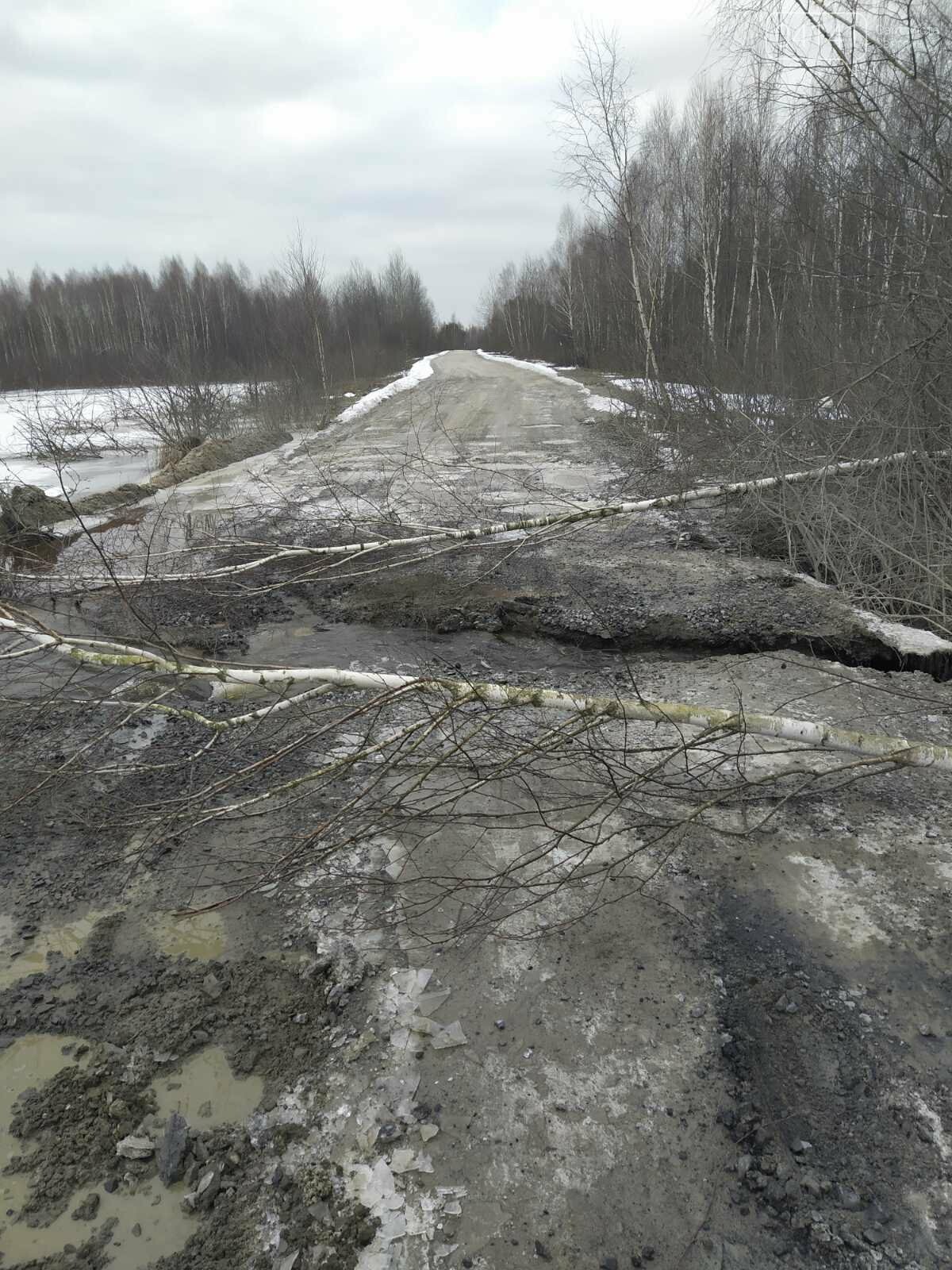 На "чижівській дорозі" рятувальники знову витягали вантажівки, які буксували на бездоріжжі, фото-1