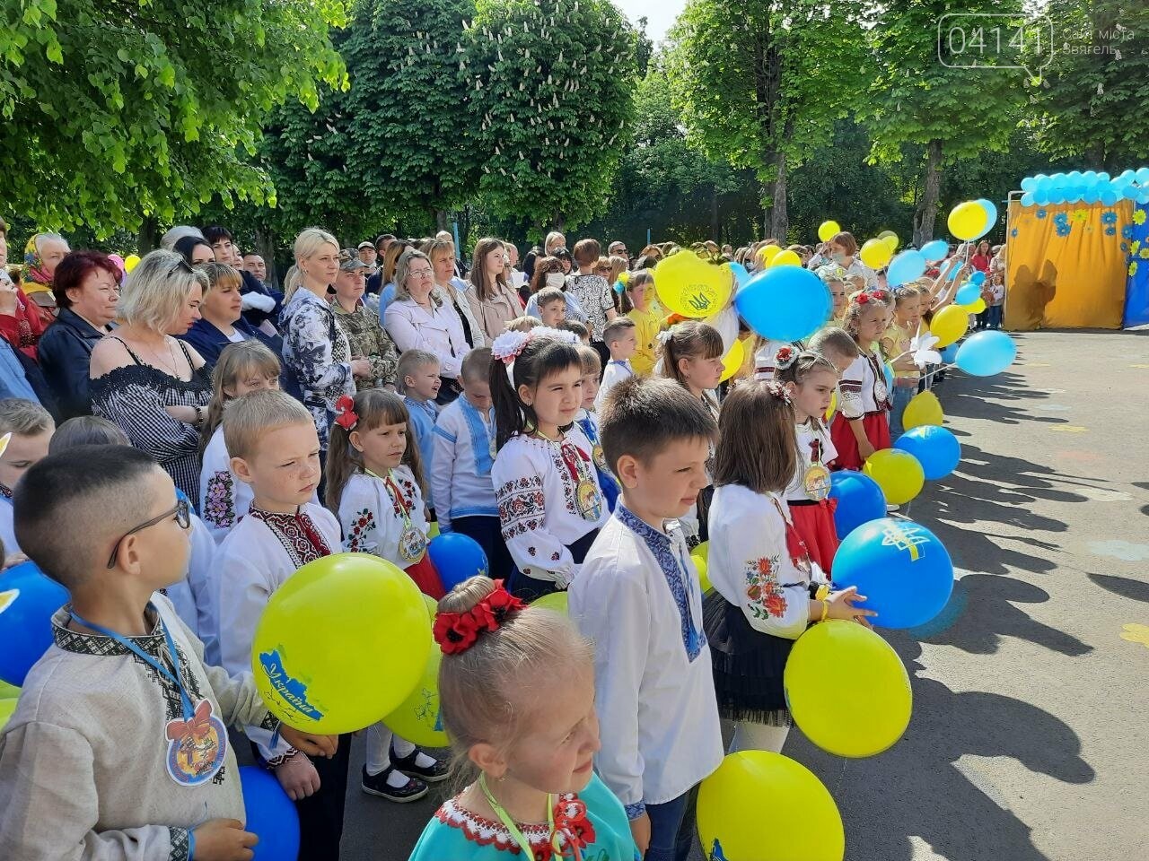 "Україна в нас одна": Останній дзвоник пролунав у школі №..., фото-12 "Україна в нас одна": Останній дзвоник пролунав у школі №2 Новограда-Волинського, фото-12