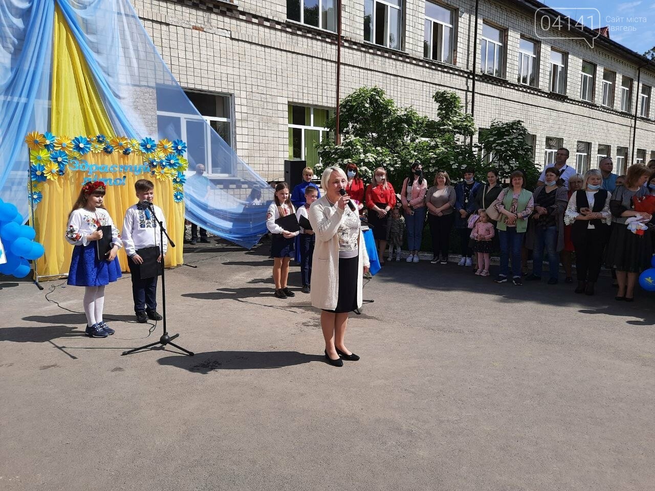 "Україна в нас одна": Останній дзвоник пролунав у школі №..., фото-11 "Україна в нас одна": Останній дзвоник пролунав у школі №2 Новограда-Волинського, фото-11