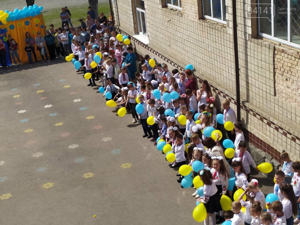 "Україна в нас одна": Останній дзвоник пролунав у школі №..., фото-10 "Україна в нас одна": Останній дзвоник пролунав у школі №2 Новограда-Волинського, фото-10