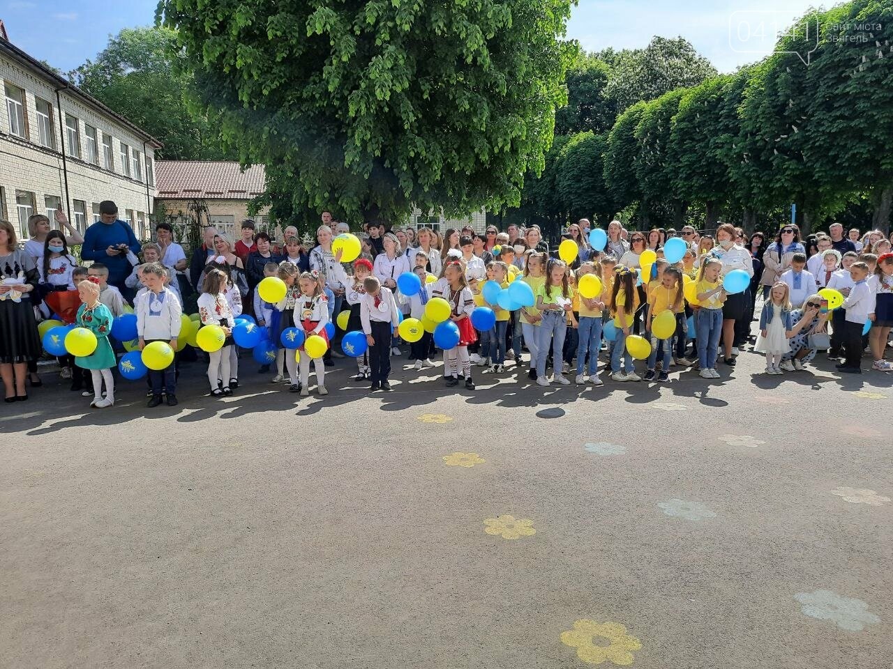 "Україна в нас одна": Останній дзвоник пролунав у школі №..., фото-9 "Україна в нас одна": Останній дзвоник пролунав у школі №2 Новограда-Волинського, фото-9