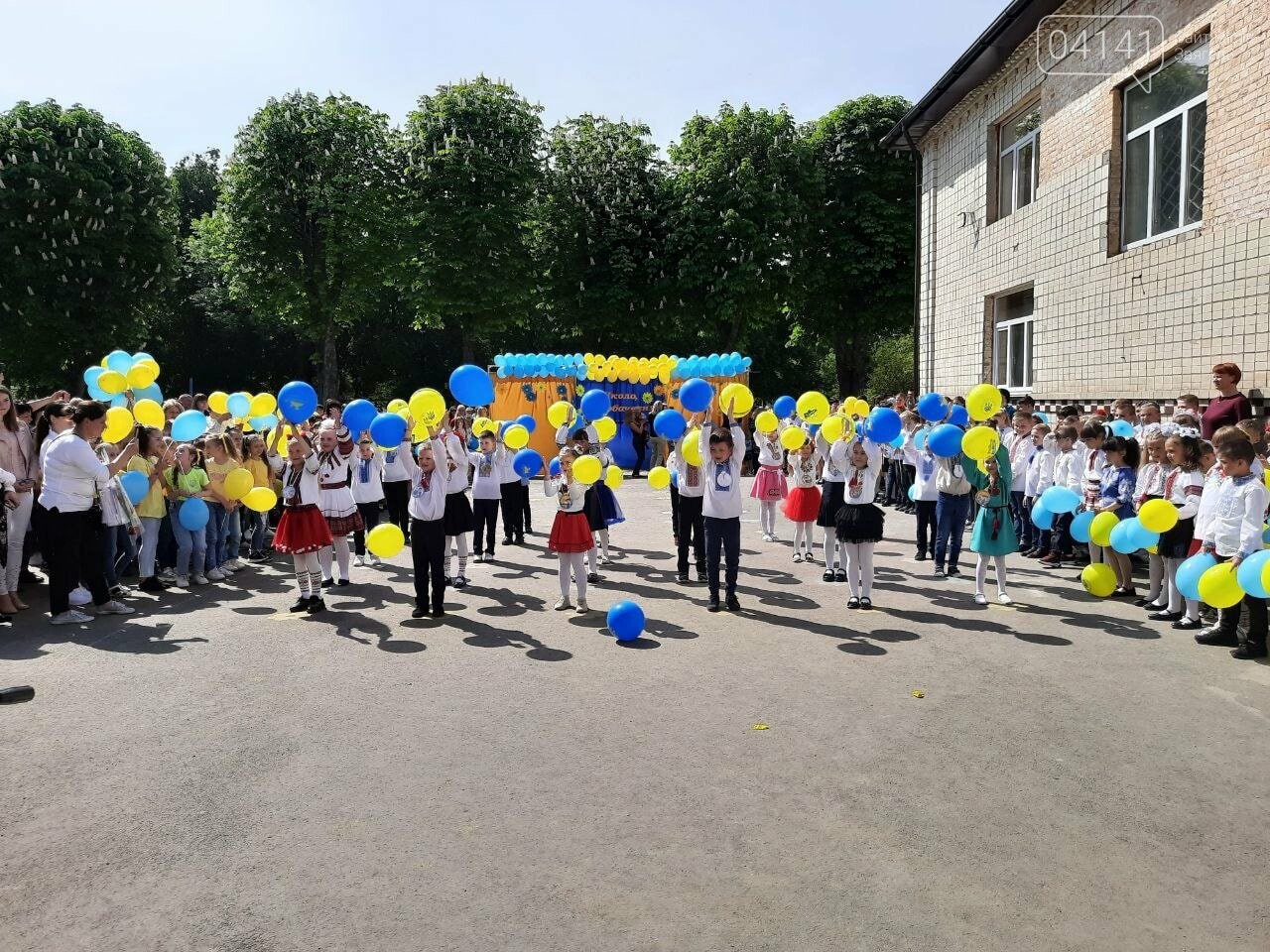 "Україна в нас одна": Останній дзвоник пролунав у школі №..., фото-8 "Україна в нас одна": Останній дзвоник пролунав у школі №2 Новограда-Волинського, фото-8