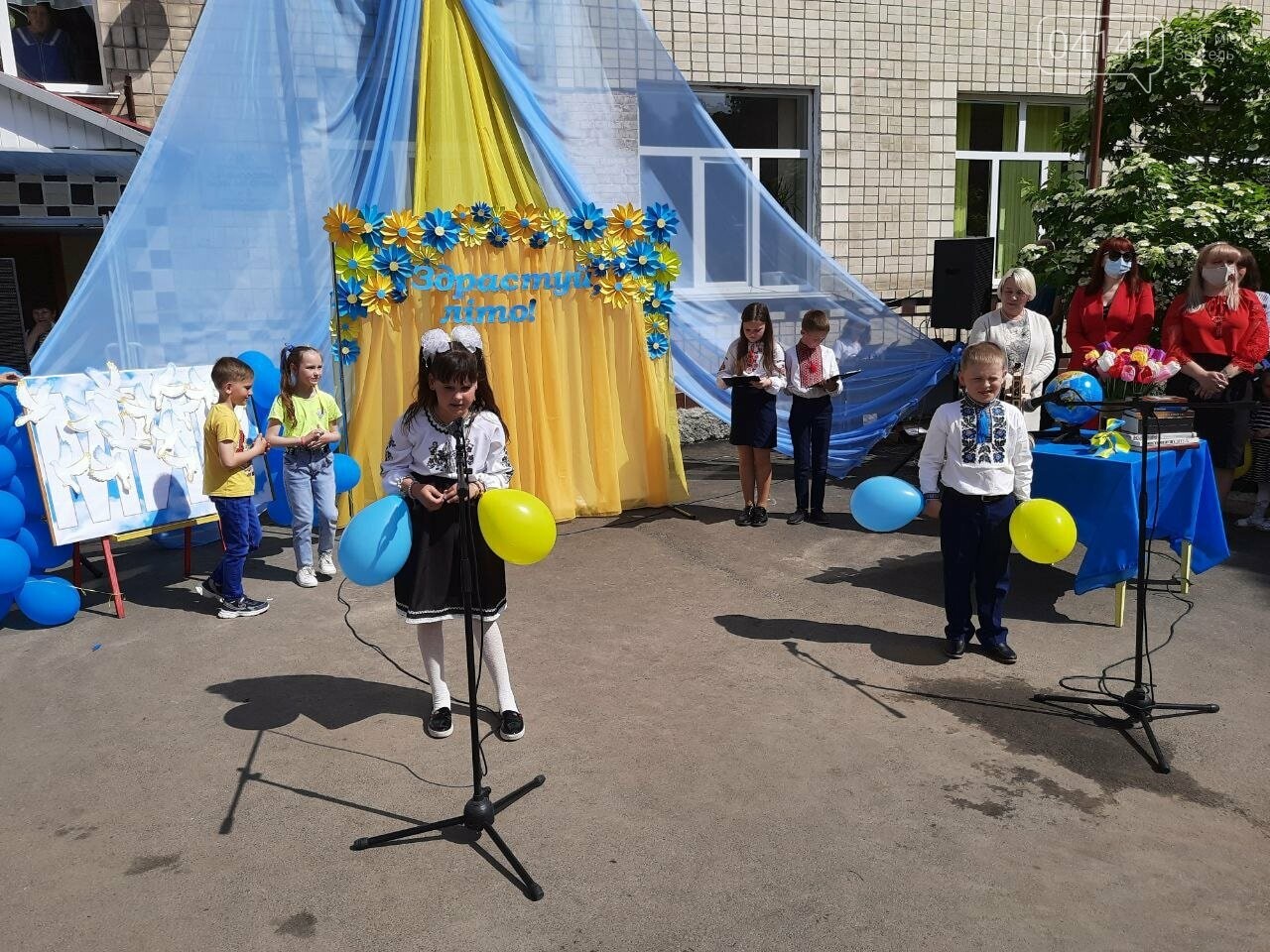 "Україна в нас одна": Останній дзвоник пролунав у школі №..., фото-3 "Україна в нас одна": Останній дзвоник пролунав у школі №2 Новограда-Волинського, фото-3