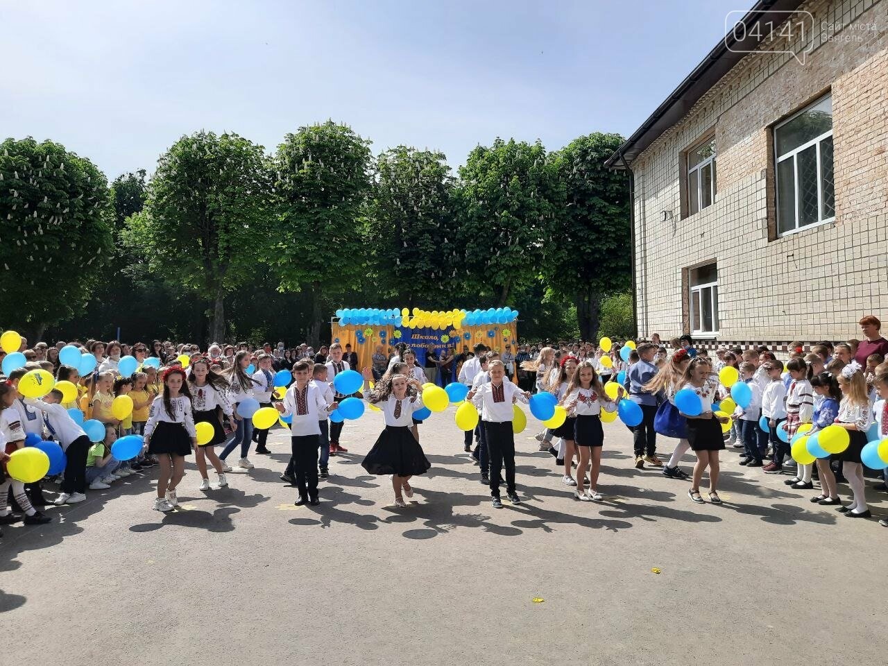 "Україна в нас одна": Останній дзвоник пролунав у школі №..., фото-6 "Україна в нас одна": Останній дзвоник пролунав у школі №2 Новограда-Волинського, фото-6