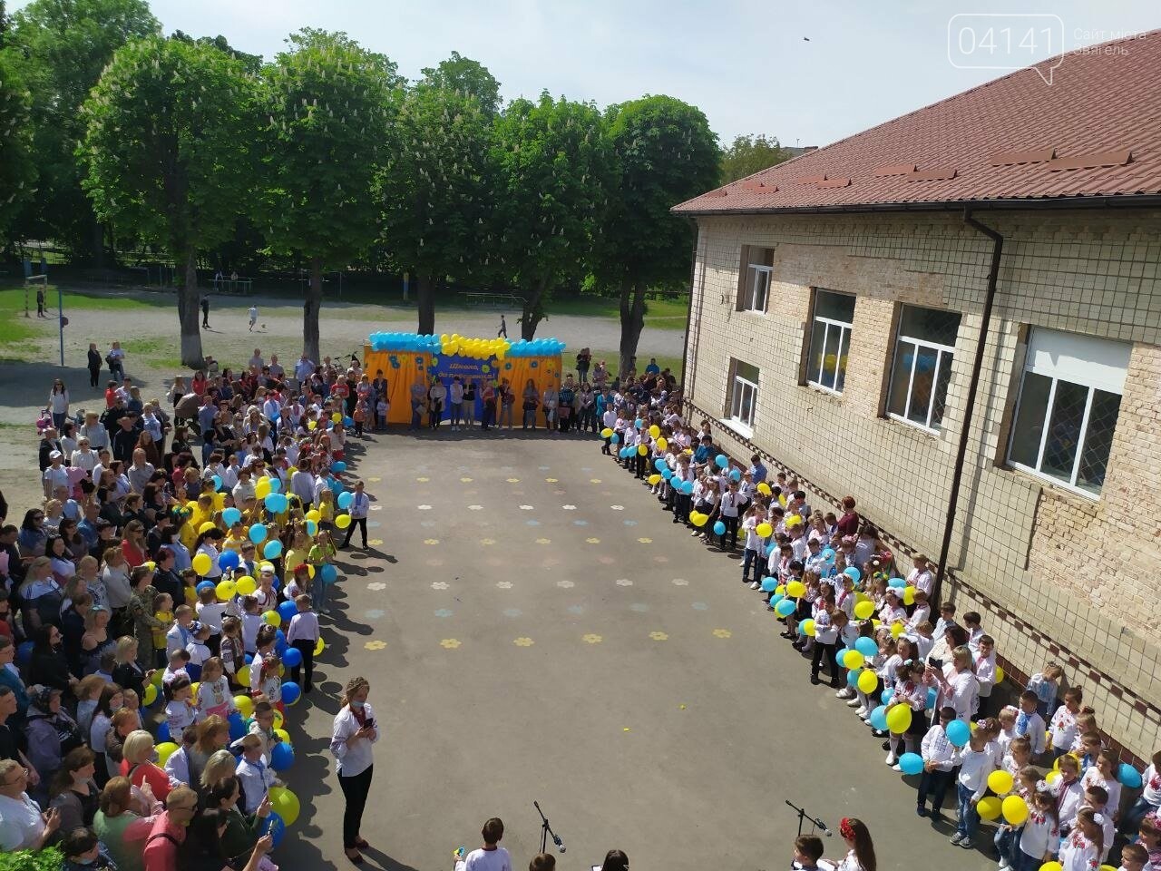 "Україна в нас одна": Останній дзвоник пролунав у школі №..., фото-4 "Україна в нас одна": Останній дзвоник пролунав у школі №2 Новограда-Волинського, фото-4