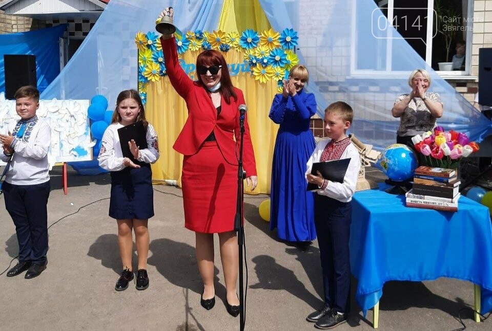 "Україна в нас одна": Останній дзвоник пролунав у школі №..., фото-2 "Україна в нас одна": Останній дзвоник пролунав у школі №2 Новограда-Волинського, фото-2