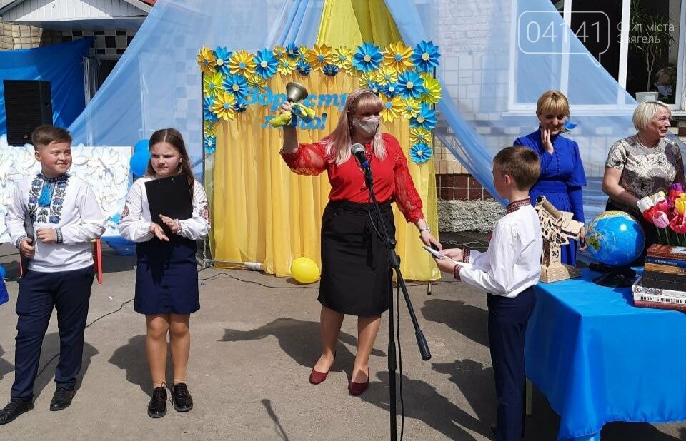 "Україна в нас одна": Останній дзвоник пролунав у школі №..., фото-1 "Україна в нас одна": Останній дзвоник пролунав у школі №2 Новограда-Волинського, фото-1