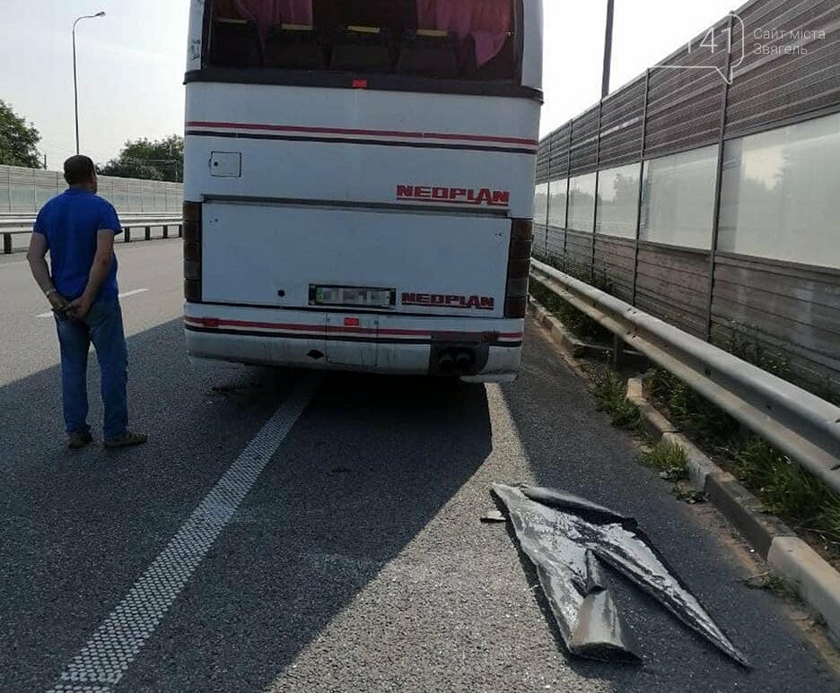 На автодорозі Київ-Чоп вантажівка врізалась у припарковани..., фото-1 На автодорозі Київ-Чоп вантажівка врізалась у припаркований пасажирський автобус, фото-1