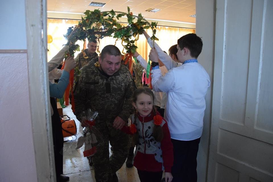 Новоградським військовим діти з прифронтової Мар’їнки вручи..., фото-5 Новоградським військовим діти з прифронтової Мар’їнки вручили подарунки до Великодня , фото-5