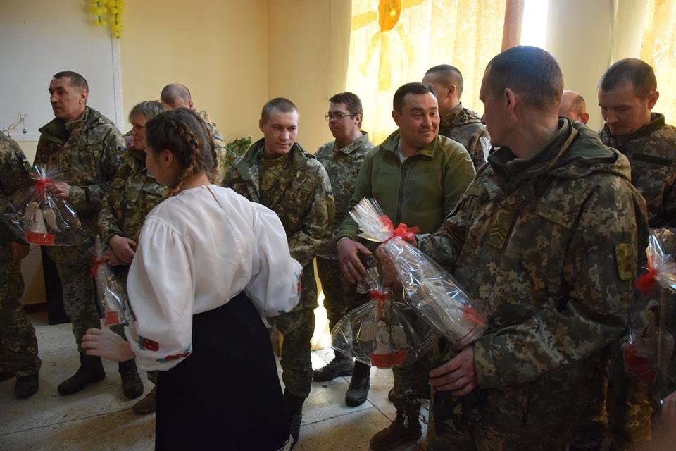 Новоградським військовим діти з прифронтової Мар’їнки вручи..., фото-8 Новоградським військовим діти з прифронтової Мар’їнки вручили подарунки до Великодня , фото-8