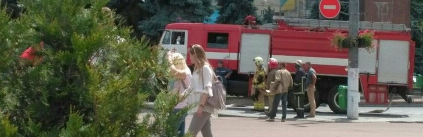 Відділеня Приватбанку на площі Перемоги в Житомирі заміновано, фото-1 Відділеня Приватбанку на площі Перемоги в Житомирі заміновано, фото-1