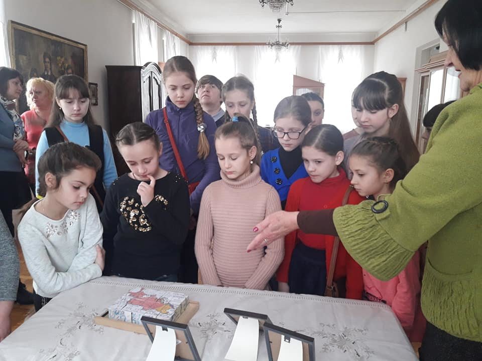 У Новограді-Волинському вишивають рушник за узорами Олени П..., фото-2 У Новограді-Волинському вишивають рушник за узорами Олени Пчілки, фото-2