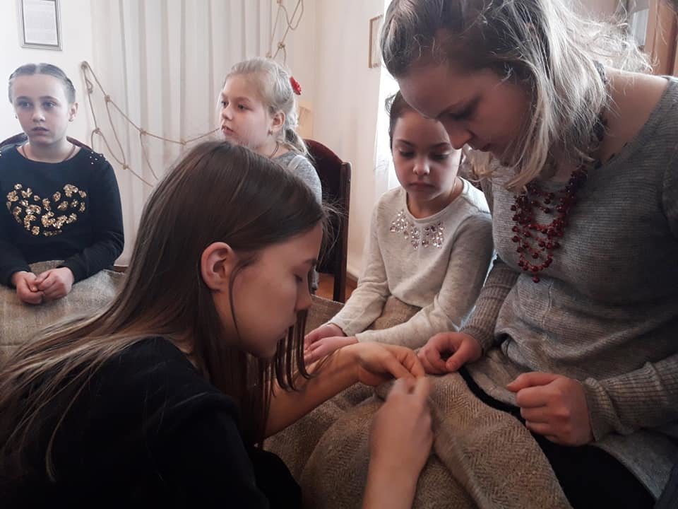 У Новограді-Волинському вишивають рушник за узорами Олени П..., фото-5 У Новограді-Волинському вишивають рушник за узорами Олени Пчілки, фото-5