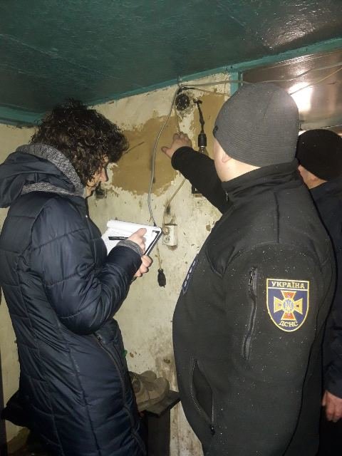 Новоград-Волинські рятувальники допомогли незахищеним верст..., фото-4 Новоград-Волинські рятувальники допомогли незахищеним верствам населення убезпечити своє житло, фото-4