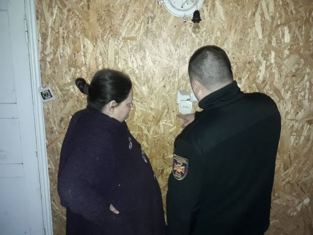 Новоград-Волинські рятувальники допомогли незахищеним верст..., фото-3 Новоград-Волинські рятувальники допомогли незахищеним верствам населення убезпечити своє житло, фото-3