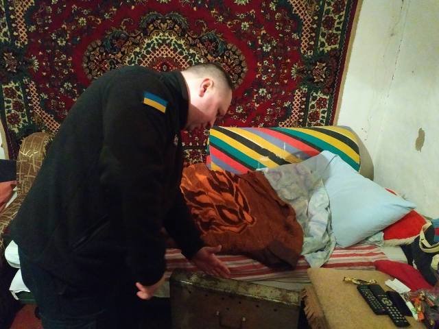Новоград-Волинські рятувальники допомогли незахищеним верст..., фото-5 Новоград-Волинські рятувальники допомогли незахищеним верствам населення убезпечити своє житло, фото-5