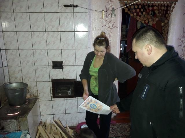 Новоград-Волинські рятувальники допомогли незахищеним верст..., фото-2 Новоград-Волинські рятувальники допомогли незахищеним верствам населення убезпечити своє житло, фото-2