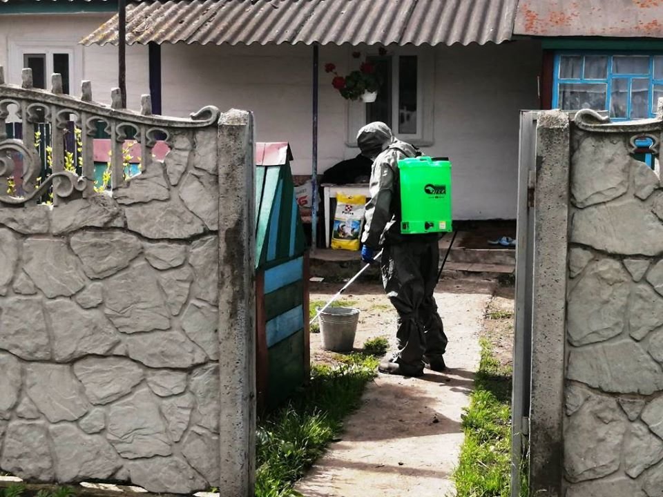 Новоградські рятувальники провели дезінфекцію обійстя, де п..., фото-1 Новоградські рятувальники провели дезінфекцію обійстя, де проживає хвора на C0VID-19 людина, фото-1