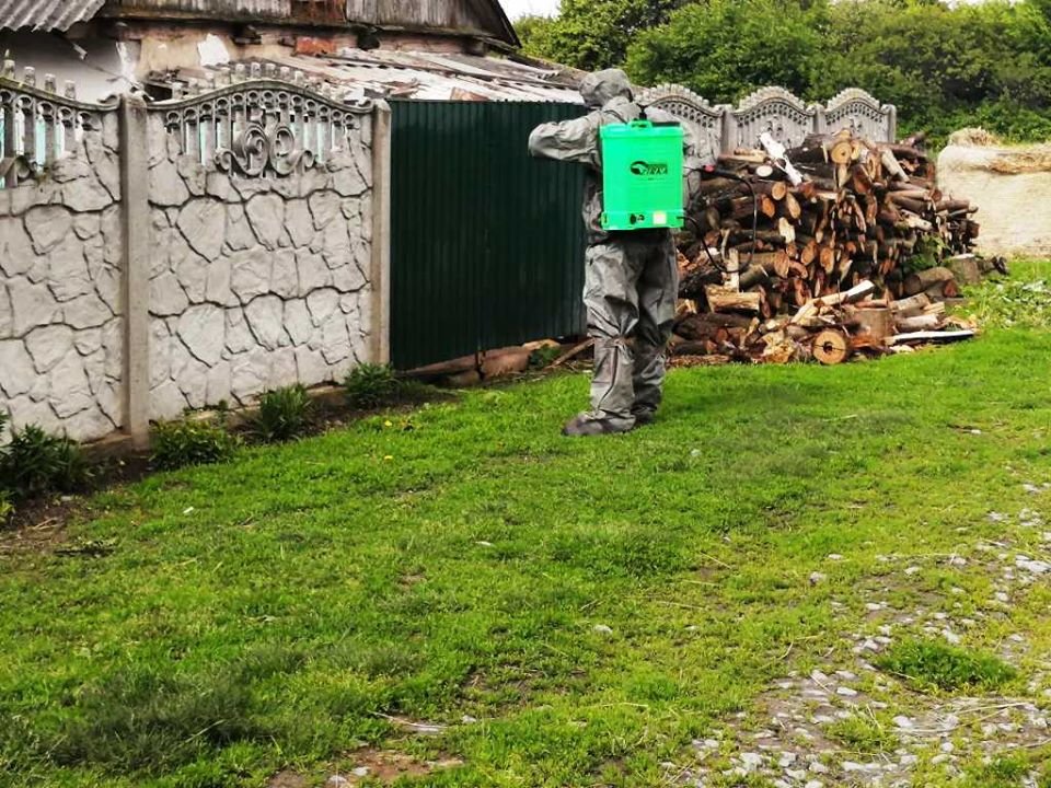 Новоградські рятувальники провели дезінфекцію обійстя, де п..., фото-2 Новоградські рятувальники провели дезінфекцію обійстя, де проживає хвора на C0VID-19 людина, фото-2