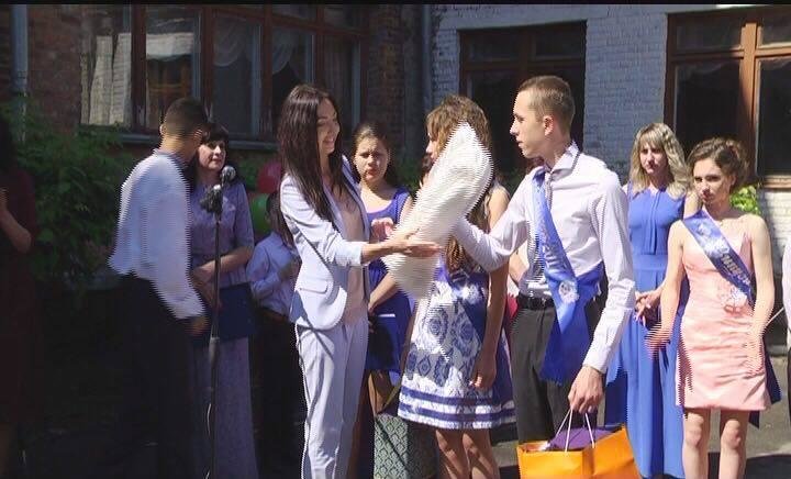 Учням Новоград-Волинської школи-інтернат подарували спортивну форму Учням Новоград-Волинської школи-інтернат подарували спортивну форму