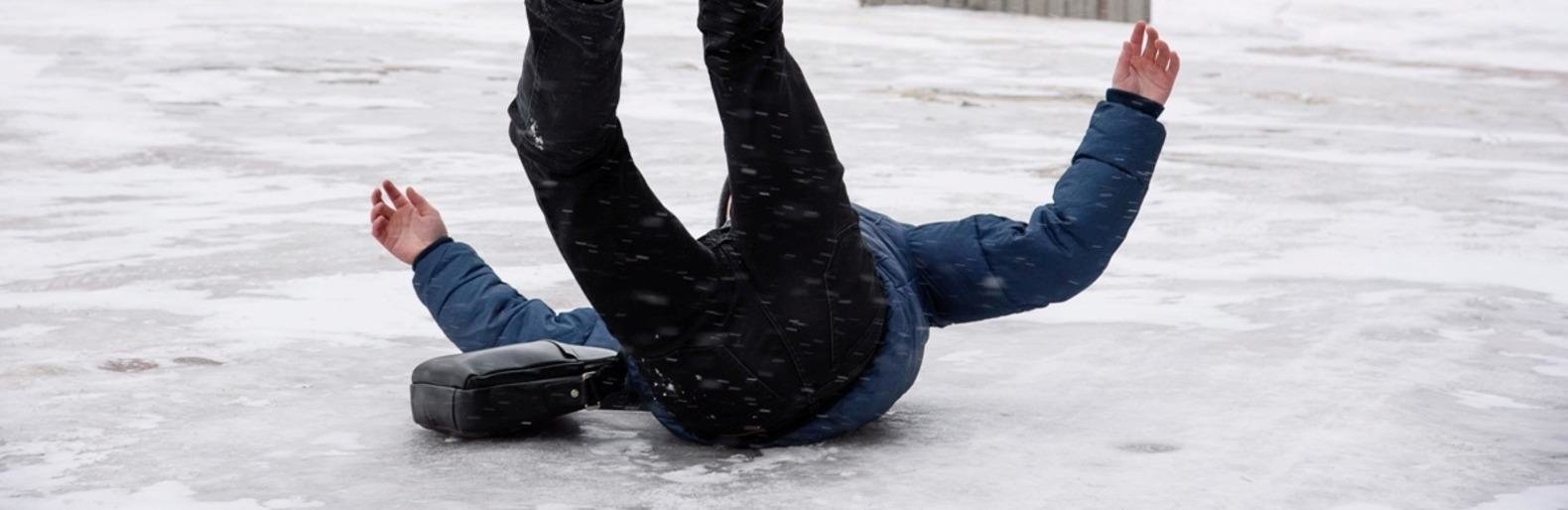 Гололед падает. Гололед. Поскользнулся на льду. Человек падает на льду.