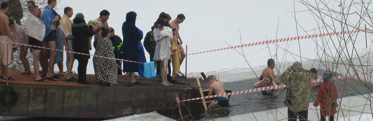 У свято Водохреща сотні звягельчан прийняли благодатну купіль на Сл... У свято Водохреща сотні звягельчан прийняли благодатну купіль на Случі, Олександр Сукач
