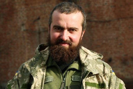 Миротворець - той, хто творить мир посеред війни Миротворець - той, хто творить мир посеред війни