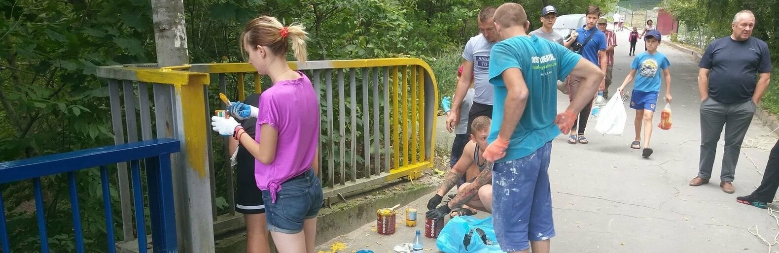 Як у Новограді-Волинському пішохідний міст фарбували Як у Новограді-Волинському пішохідний міст фарбували , Олександр Сукач