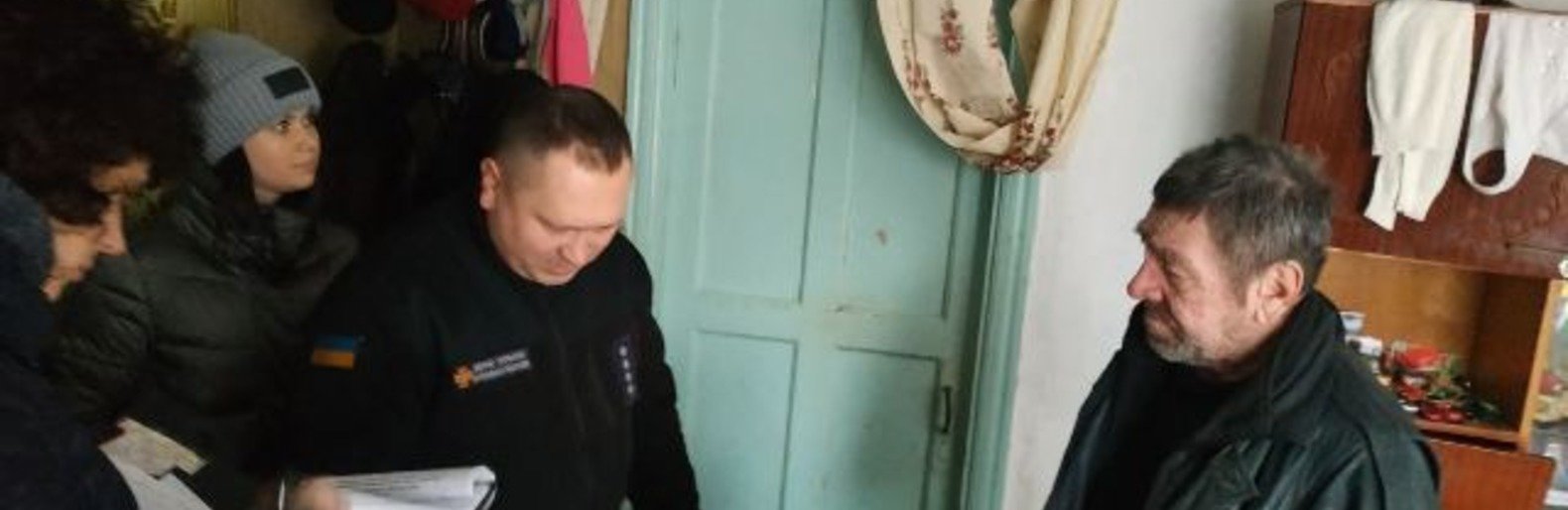 Новоград-Волинські рятувальники допомогли незахищеним верствам насе... Новоград-Волинські рятувальники допомогли незахищеним верствам населення убезпечити своє житло, Ірина Сукач
