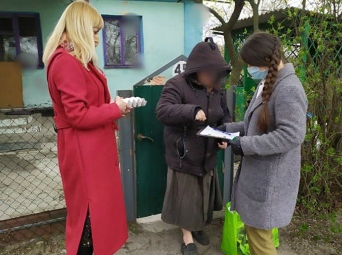 У Новограді-Волинському допомагають сім’ям продуктовими наборами та... У Новограді-Волинському допомагають сім’ям продуктовими наборами та вживаними речами, Ірина Сукач