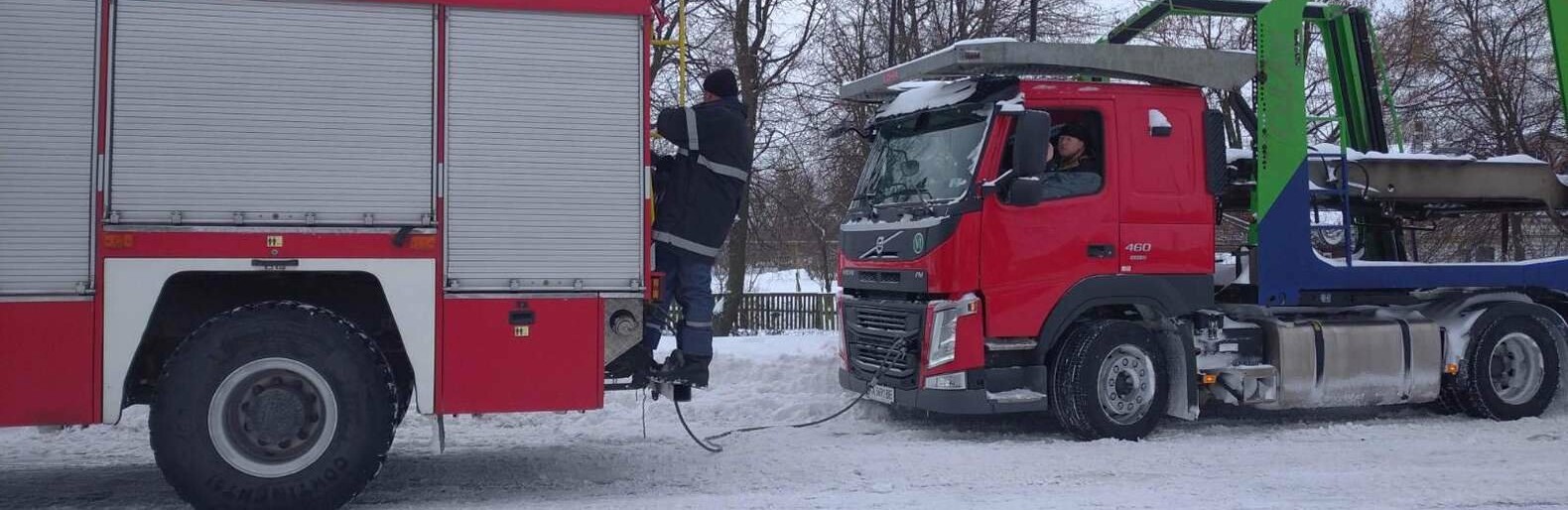 Новоградські рятувальники допомагають водіям вибратися зі снігового полону