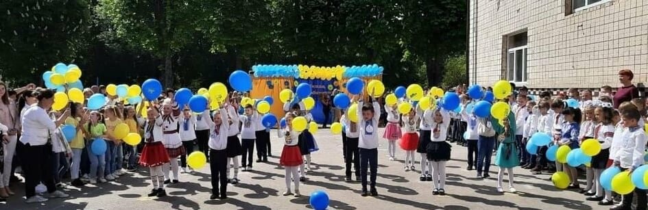 "Україна в нас одна": Останній дзвоник пролунав у школі №2 Новогр... "Україна в нас одна": Останній дзвоник пролунав у школі №2 Новограда-Волинського