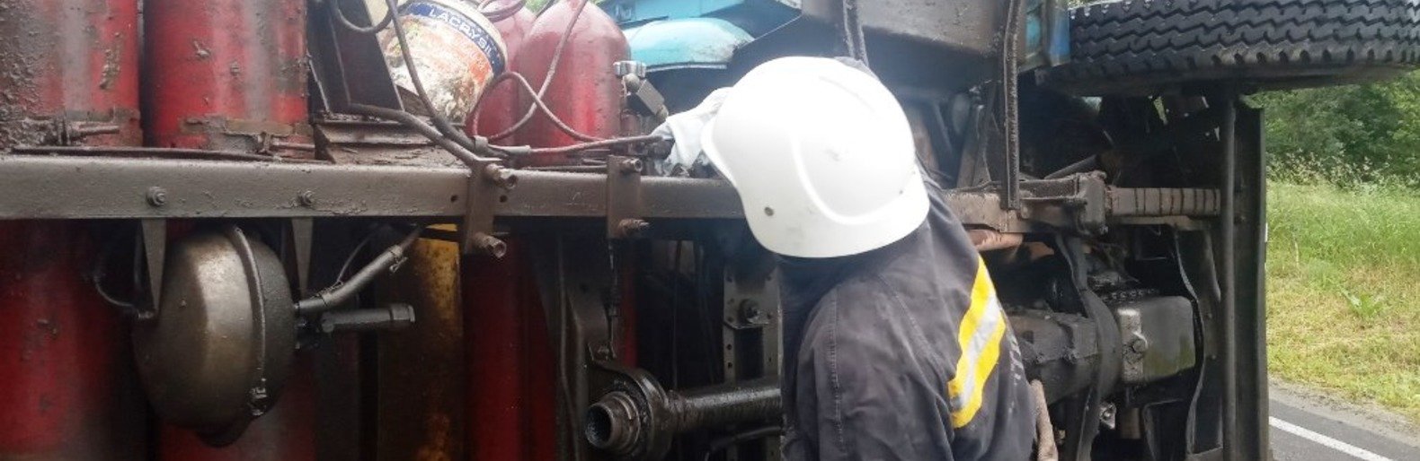 У Житомирській області перекинувся молоковоз: пошкодились газові балони.